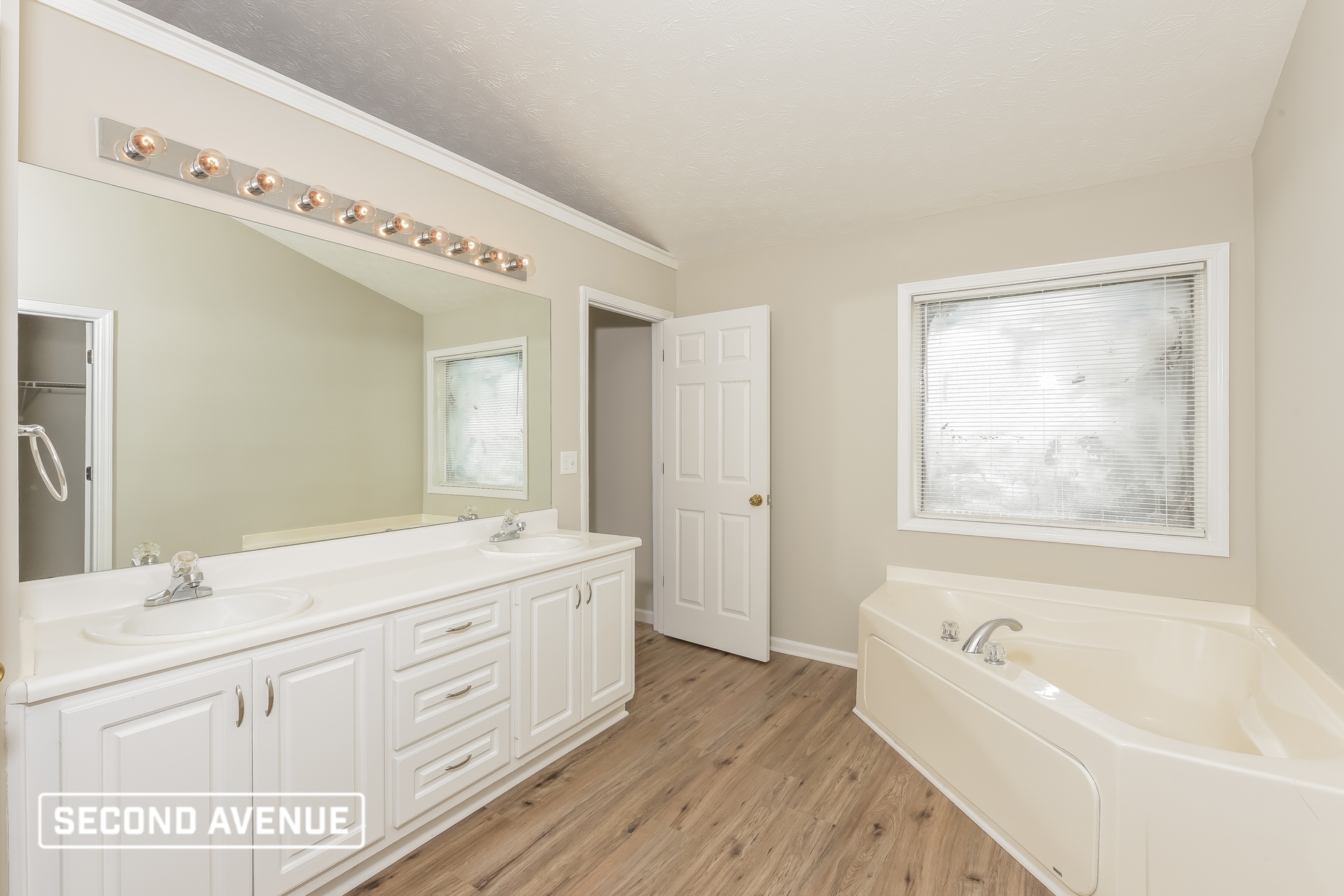 Building Photo - 2725 Lenora Springs Dr