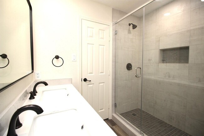 Building Photo - 805 Willow Creek Dr
