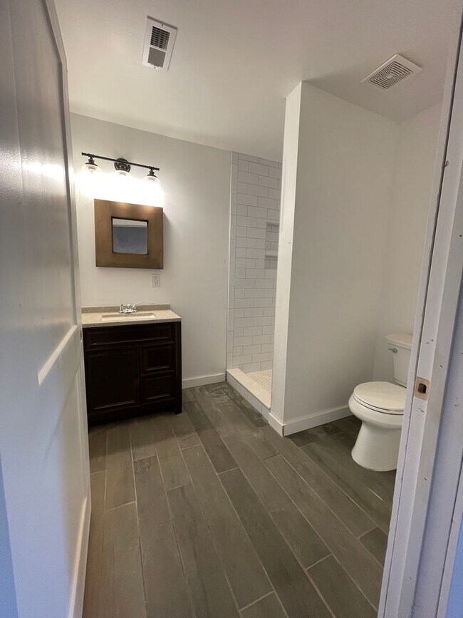 Building Photo - Big and Beautiful House with attached 1br ...