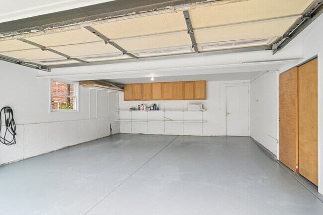 Building Photo - 710 E Valley Ln