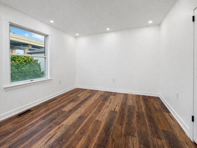 Building Photo - 87 Merseles St