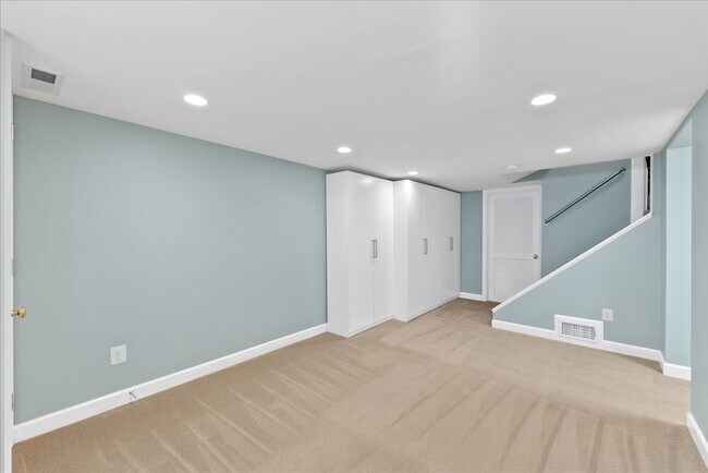 Building Photo - "Charming 4-Bed Retreat with Granite Kitch...