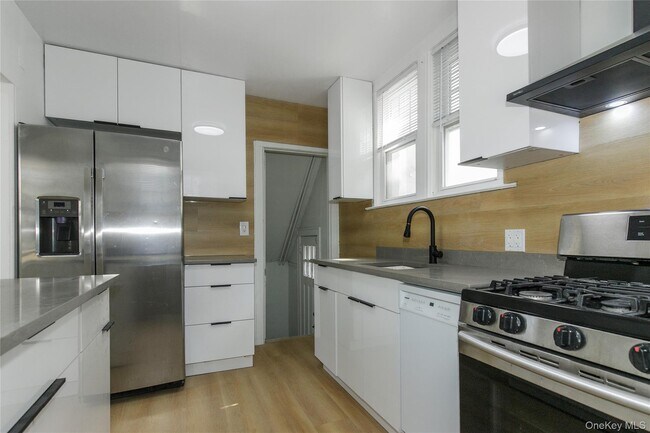 Building Photo - 11 Floyd Pl