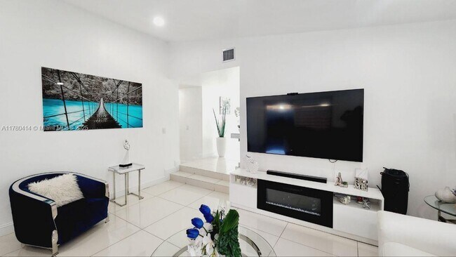 Building Photo - 433 SW 99th Ct