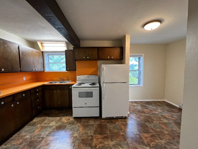 Building Photo - 632 1st Ave E