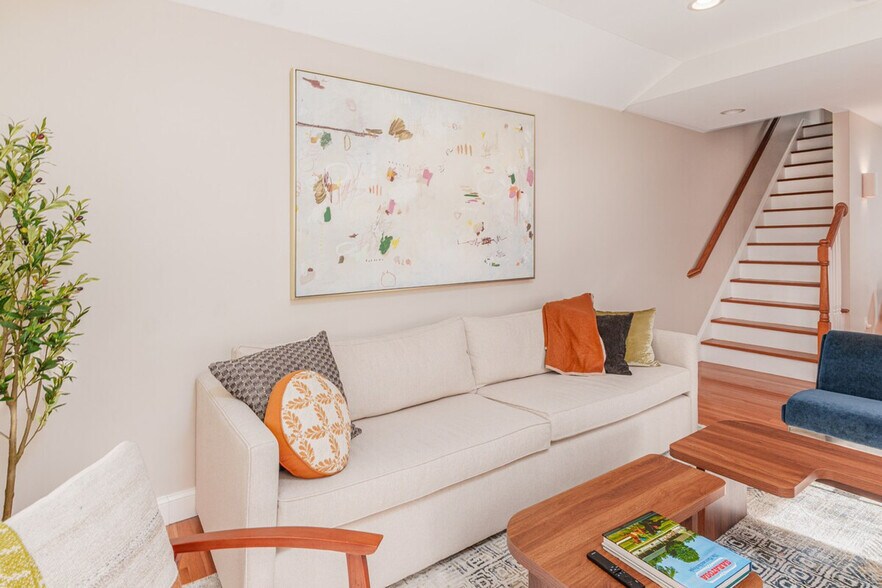 Building Photo - 99 W Circular St