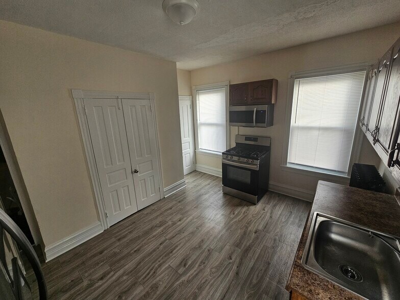 Building Photo - 132 W Douglass St