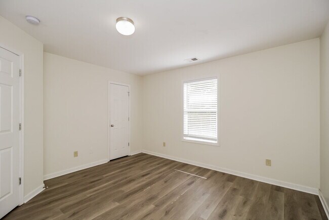 Building Photo - 25 Oakbrook Dr