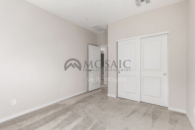 Building Photo - 680 E Ginko Ave