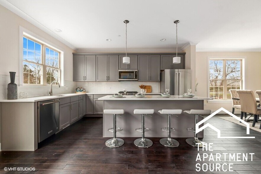 Building Photo - 664 Elm St