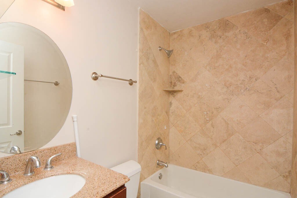 Building Photo - 639 W Wrightwood Ave