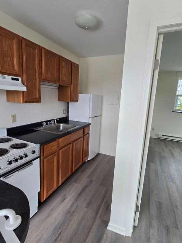 Building Photo - 2 Main St