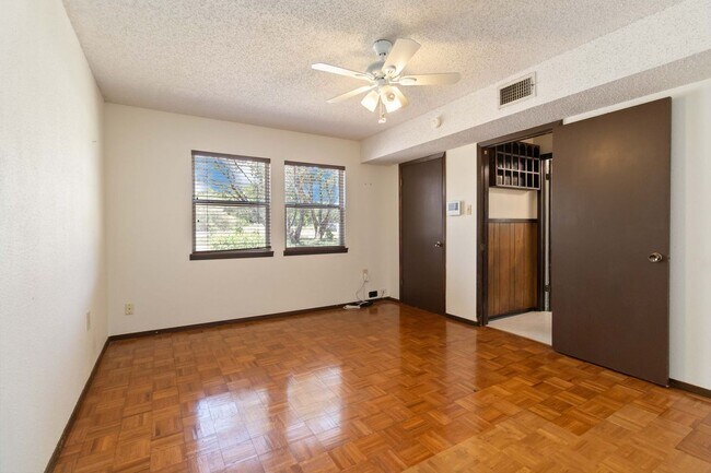 Building Photo - 2676 Woodcrest Dr