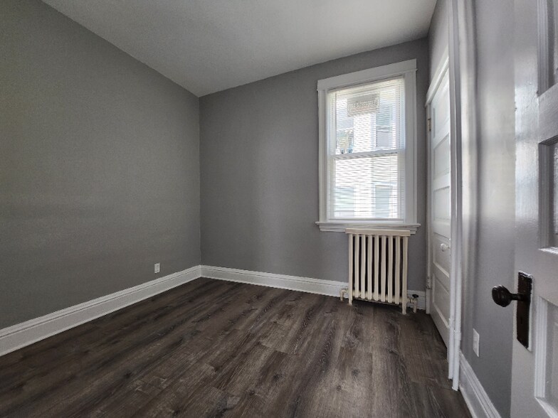 Building Photo - 392 W Hickory St