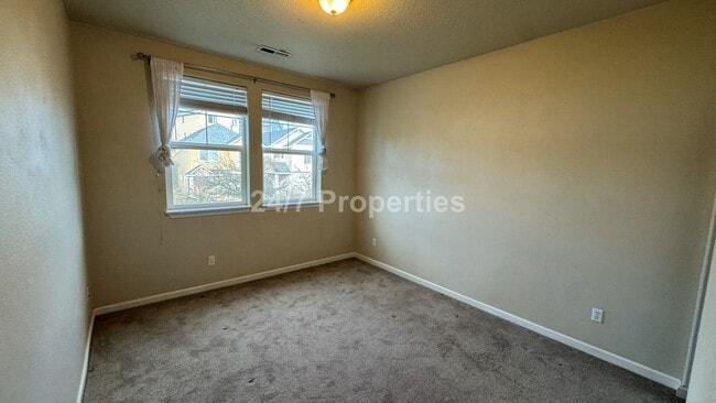 Building Photo - Inviting 3 BD I 2 BA Home - West Linn