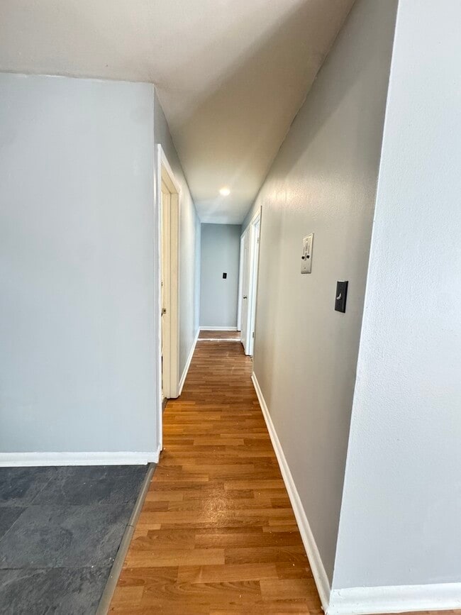 Building Photo - 727 S Maple Ave