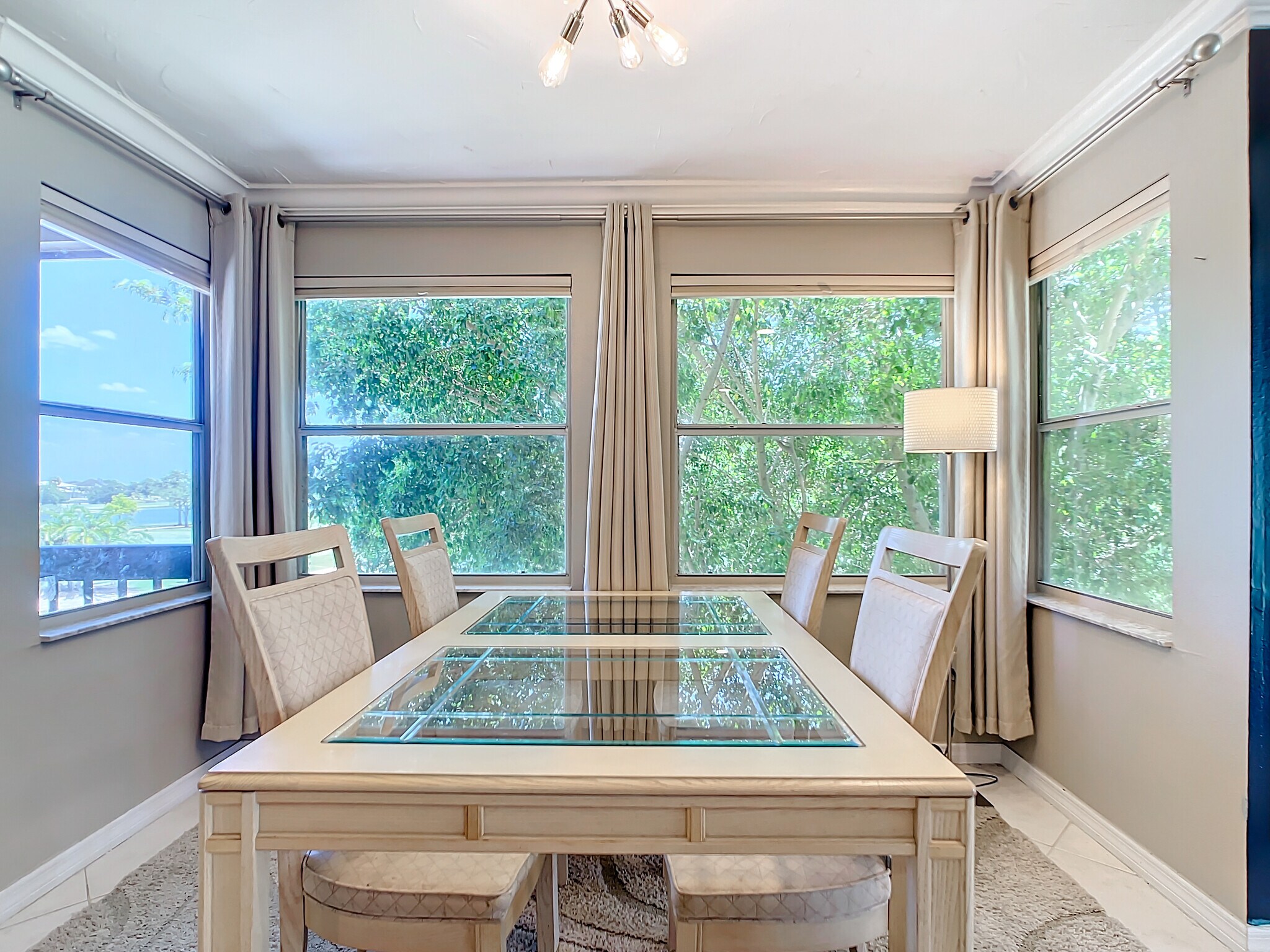 Dining Area in bay-window - 2400 Feather Sound Dr Apt 421