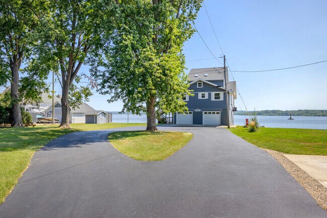 Building Photo - 15414 N River Beach Dr