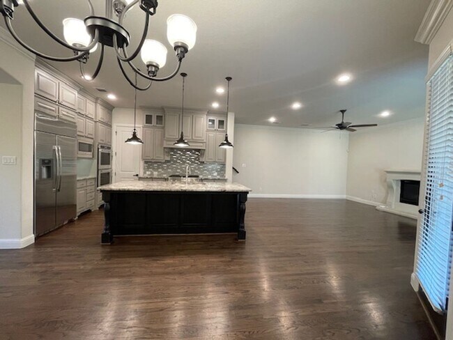 Building Photo - 1605 Le Mans Ln