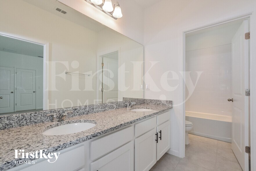 Building Photo - 611 Avila Pl