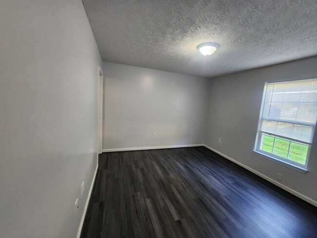 Building Photo - Spacious 2 bedroom 2 full bath 1st floor a...