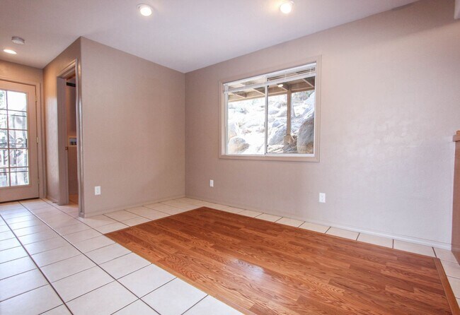 Building Photo - Home located in Pines & Boulders with Views!