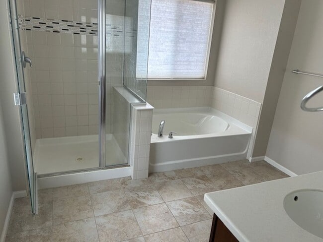 Building Photo - 4 bedroom 3 bathroom house AVAILABLE in Co...