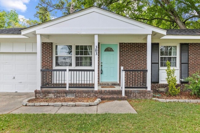 Building Photo - Charming 3 bedroom Available Now