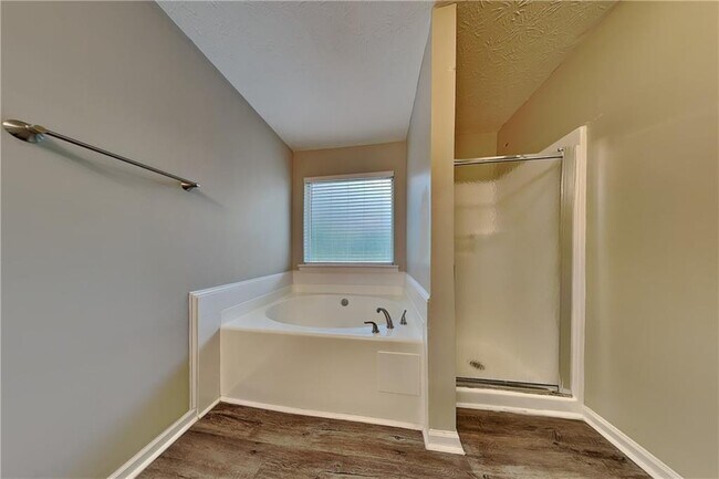 Building Photo - 450 Aristocrat Dr SW