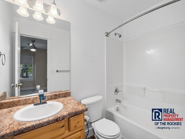 Building Photo - Beautiful 2 Bed 2.5 Bath Townhouse in West...