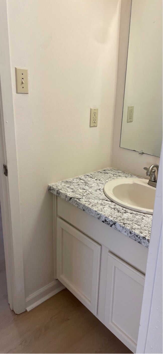 Building Photo - 401 Shadow Oaks Dr