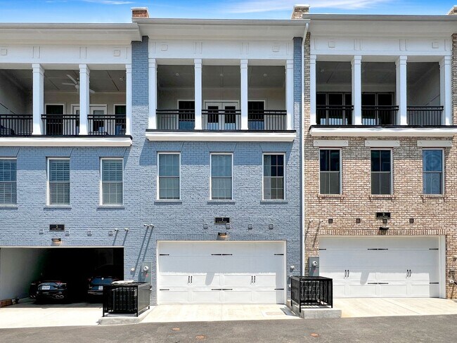 Building Photo - Stunning Luxury Townhome with Elevator in ...