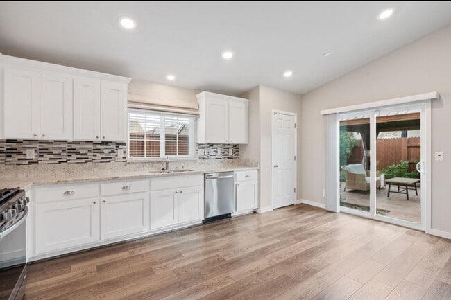 Building Photo - **Welcome Home to Your Dream Residence in Roseville!**