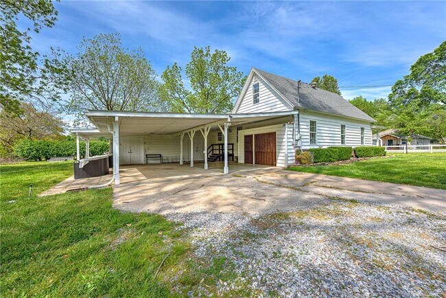 Building Photo - 801 NW C St