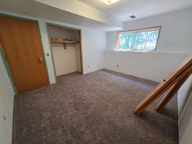 Building Photo - 4 Bedroom 2 Bathroom Home on 5 Acres with Shop, New Deck & Attached Garage