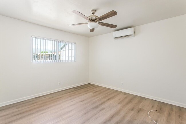 Building Photo - 2 bedroom Duplex with Huge yard!