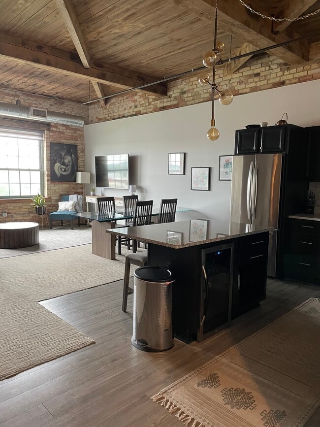 Building Photo - 940 Monroe Ave NW