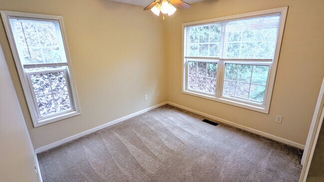 Building Photo - 2/2 Home with Office/Bath/Closet