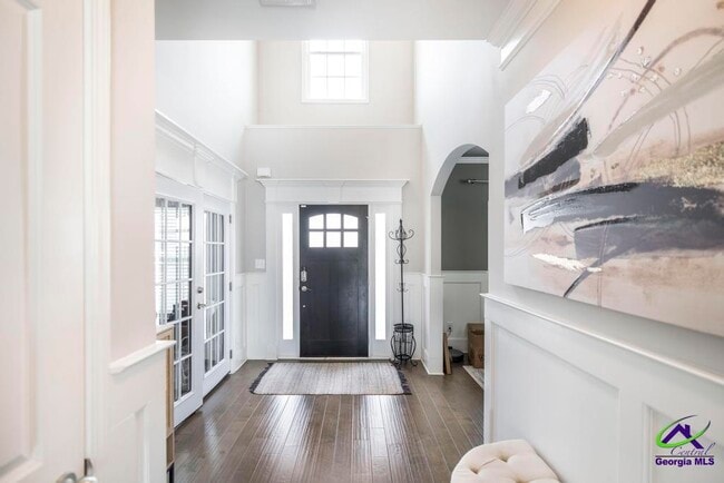 Building Photo - 421 Newport Ave