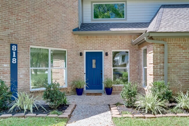 Primary Photo - 818 Silvergate Dr