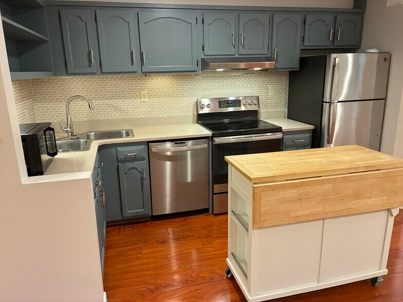 Building Photo - 625 C St NE