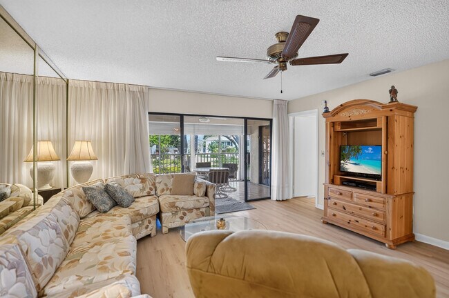 Building Photo - 65 Pelican Pointe Dr