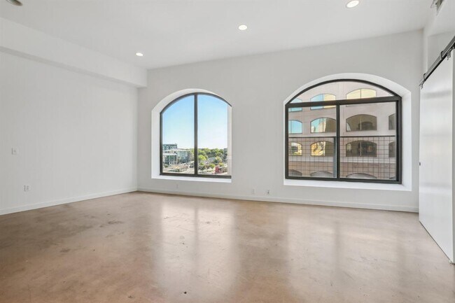 Building Photo - 507 Sabine St