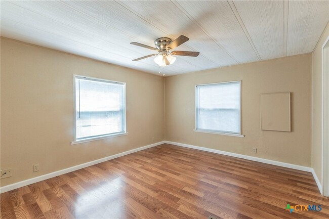 Building Photo - 5576 Helm Ln
