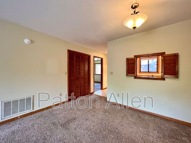 Building Photo - 530 Courtwood Ln