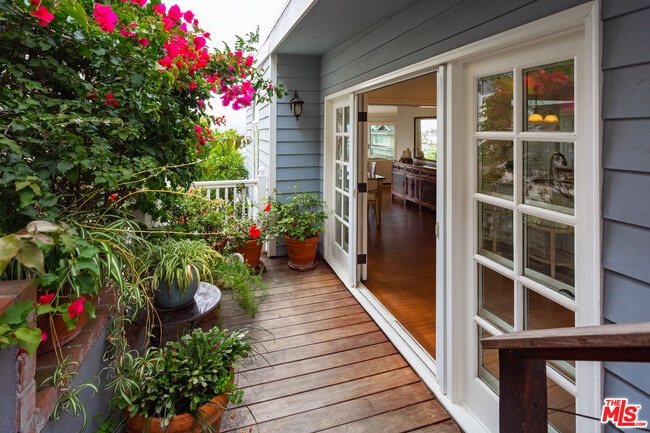 Building Photo - 218 Montreal St