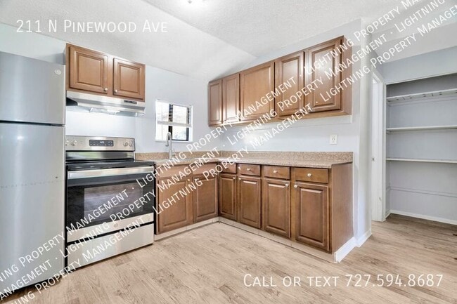 Building Photo - 211 N Pinewood Ave