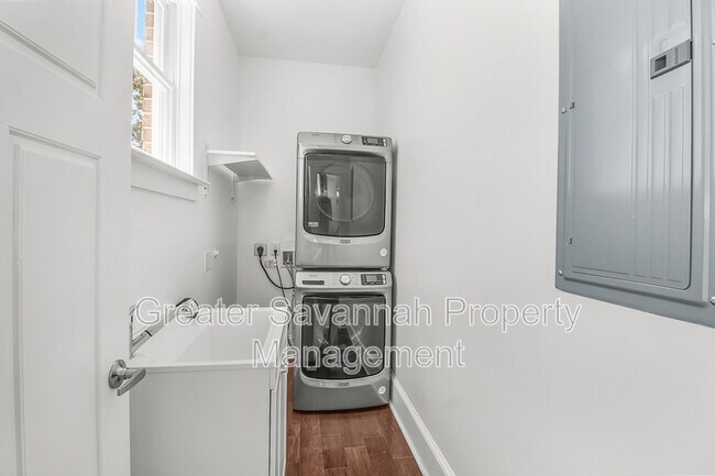 Building Photo - 419 E 54th St