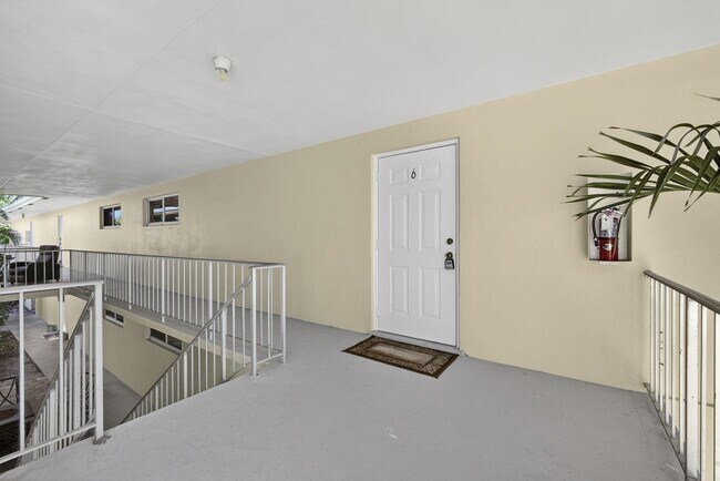 Building Photo - 727 Hummingbird Way