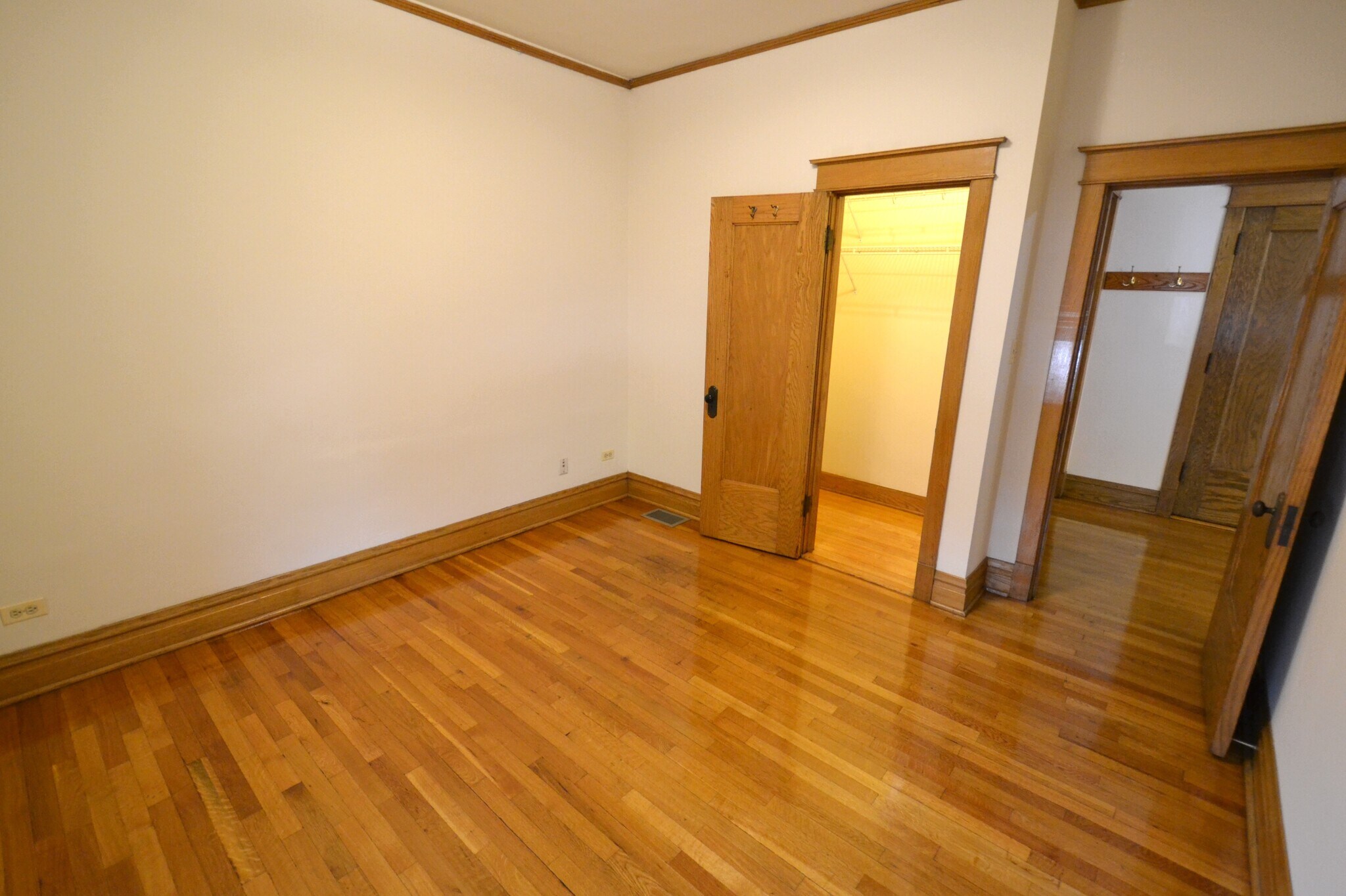 Building Photo - 3767 N Lakewood Ave